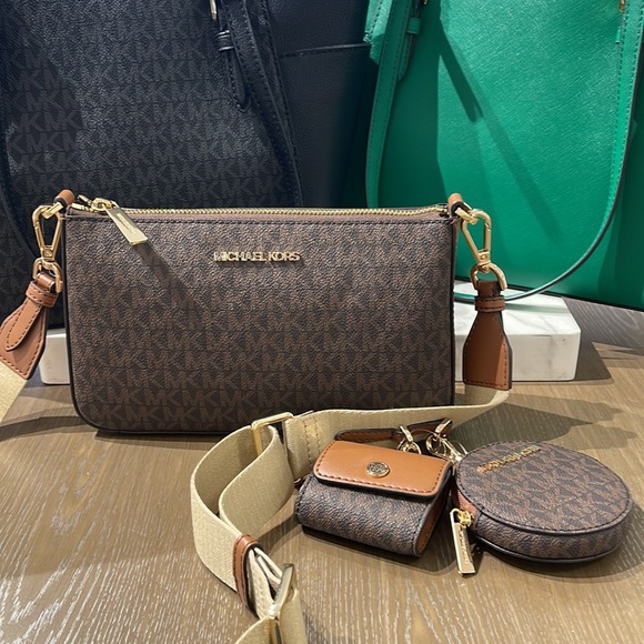 MICHAEL KORS
Jet Set Logo Crossbody Bag with Case for Apple Airpods Pro®
Brown - Picture 5 of 16